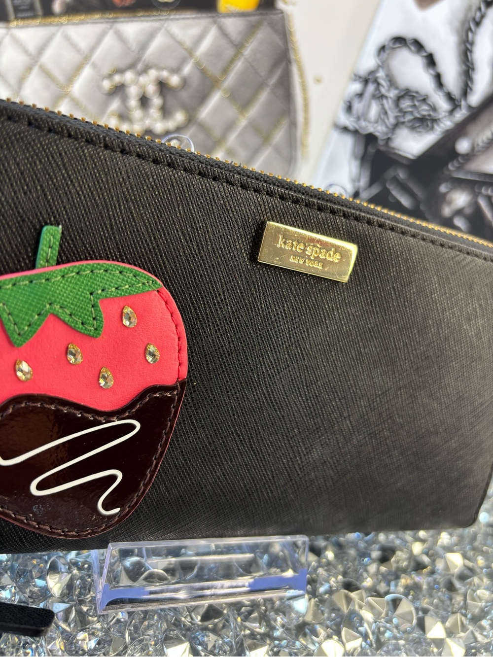 Kate Spade New York Creme De La Creme Chocolate Covered Strawberry wallet NWOT - Picture 3 of 12